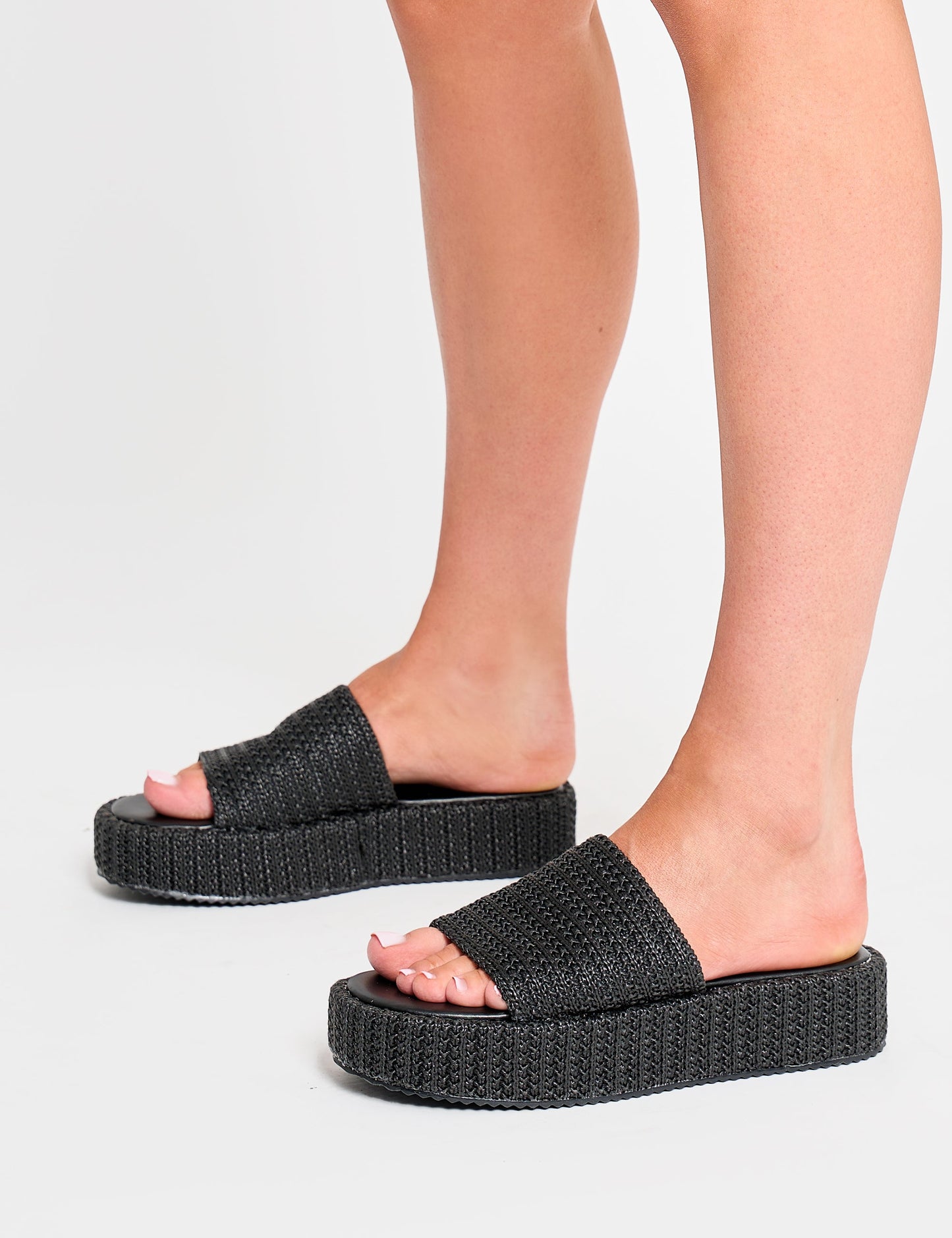 Sandalias de plataforma trenzadas en sangría y negro