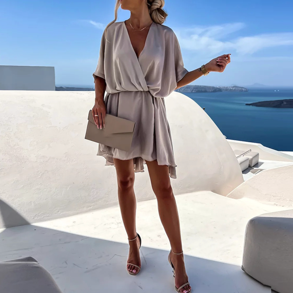 Jana | Vestido corto elegante de mujer con diseño envolvente y caída fluida