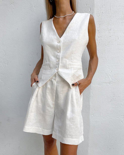 Conjunto de mujer con chaleco de botones y pantalón corto