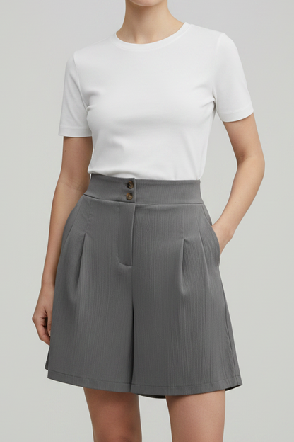 Stephanie | Pantalón corto casual con fila de botones y trabillas para cinturón