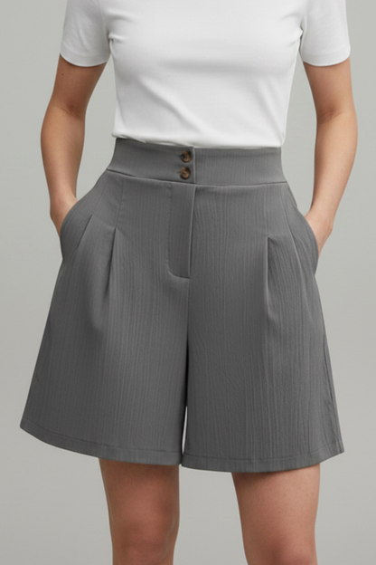 Stephanie | Pantalón corto casual con fila de botones y trabillas para cinturón
