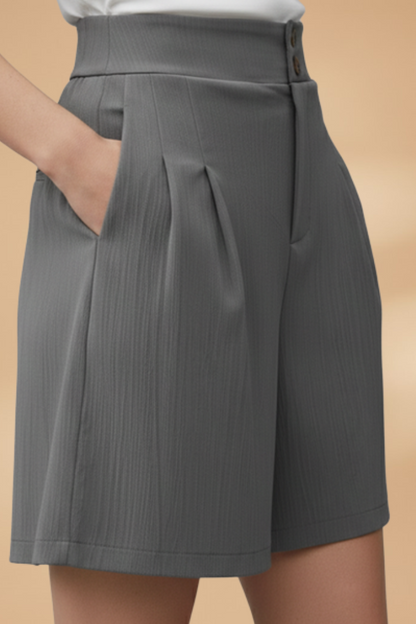 Stephanie | Pantalón corto casual con fila de botones y trabillas para cinturón