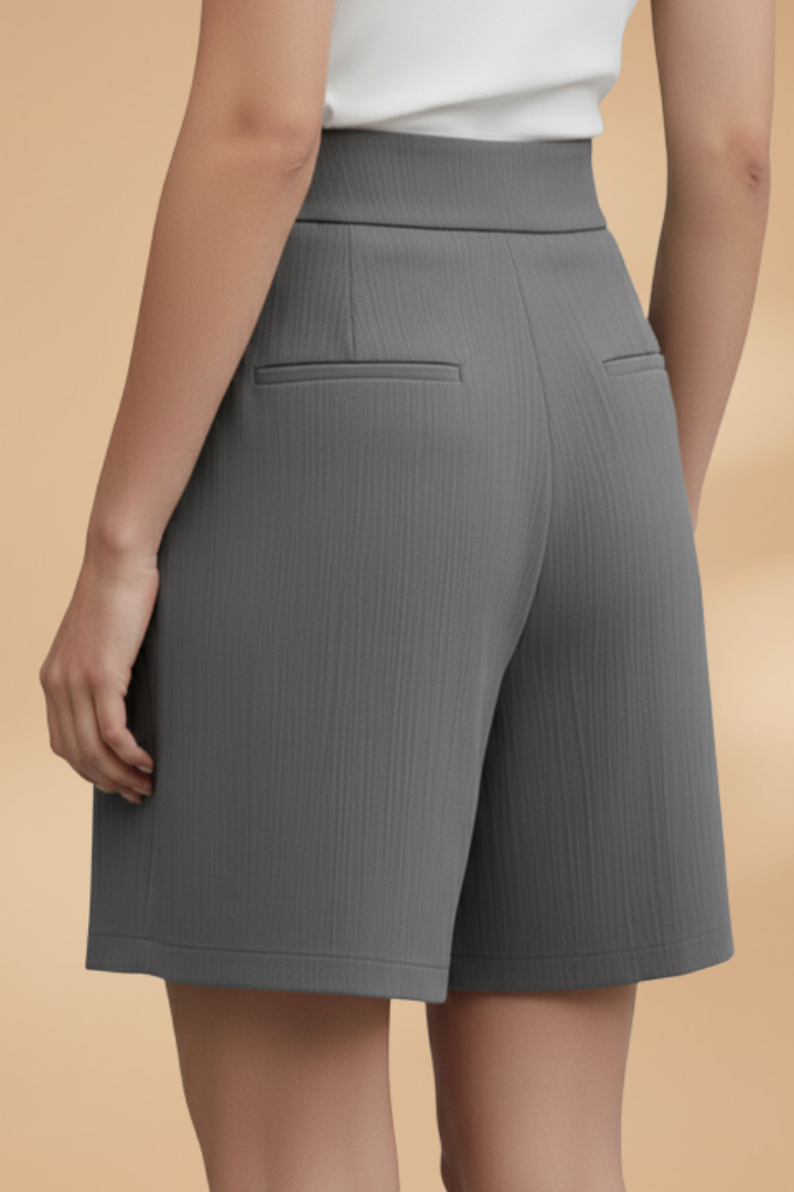 Stephanie | Pantalón corto casual con fila de botones y trabillas para cinturón