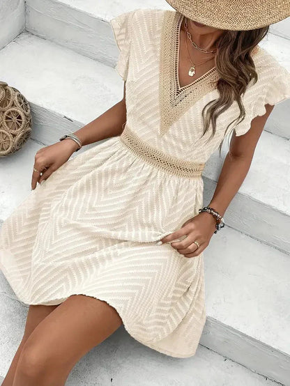 Vestido corto bordado para dama con escote en V y cintura entallada